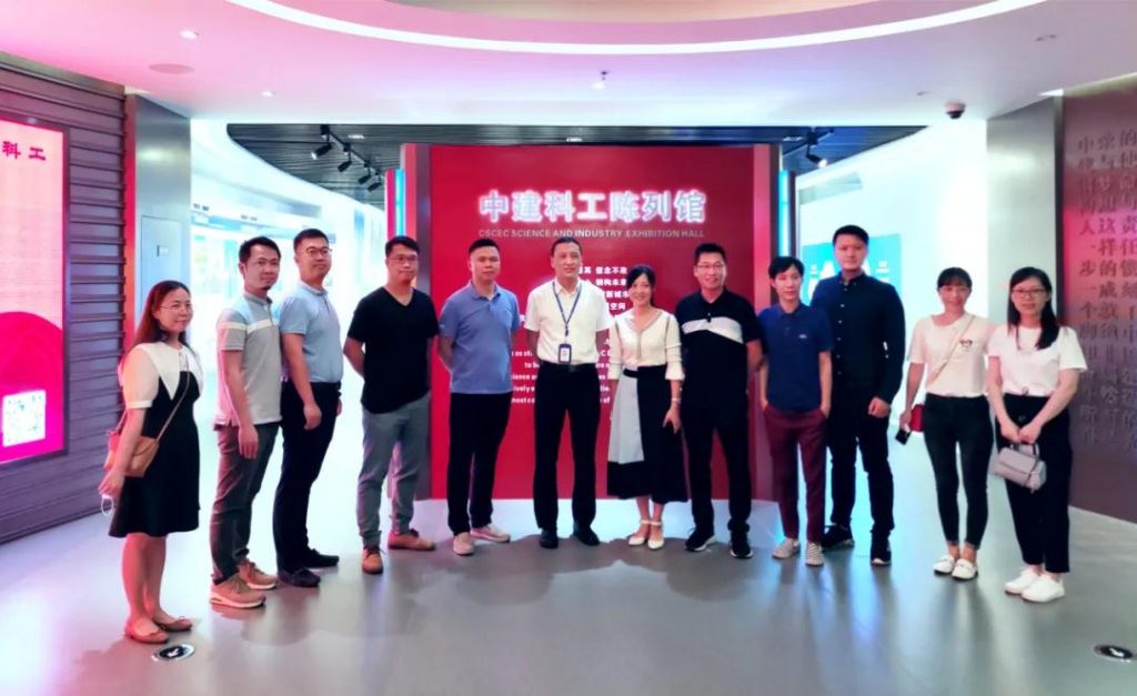 廣東工業(yè)設(shè)計城領(lǐng)導(dǎo)、深圳中國鋼結(jié)構(gòu)博物館館長、巖星領(lǐng)導(dǎo)合照