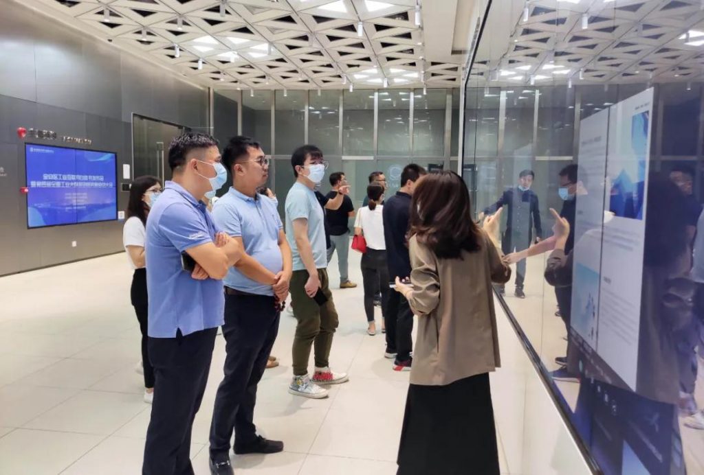 巖星專題 | 廣東工業(yè)設(shè)計城領(lǐng)導(dǎo)蒞臨深圳參觀深圳優(yōu)秀企業(yè)博物館插圖(13)