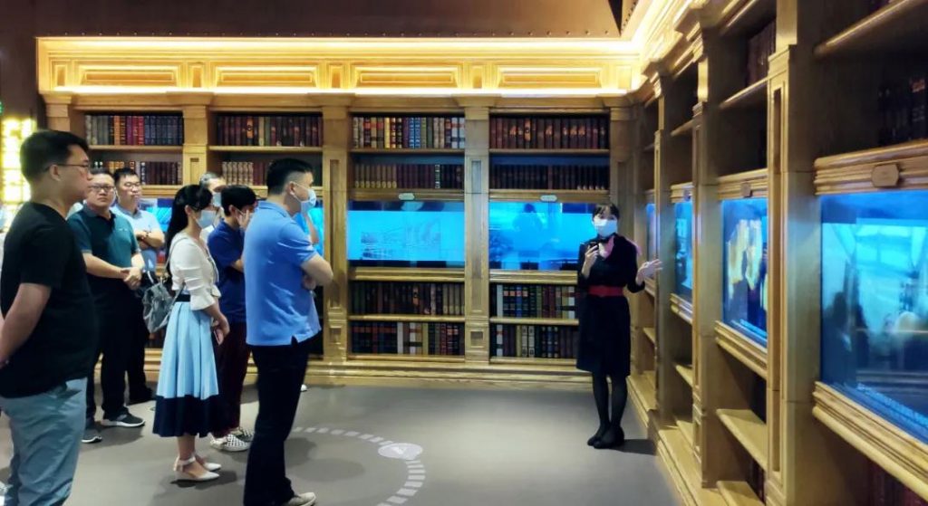 巖星專題 | 廣東工業(yè)設(shè)計城領(lǐng)導(dǎo)蒞臨深圳參觀深圳優(yōu)秀企業(yè)博物館插圖(2)