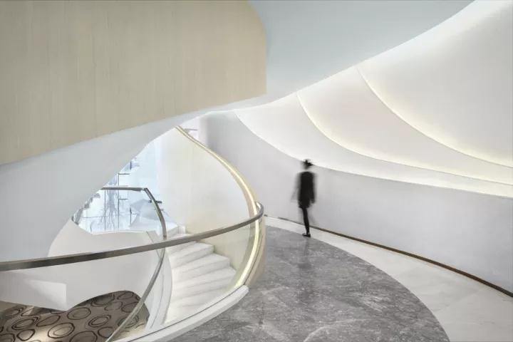 一個讓你仿若穿越時空的科技展廳，展示未來生活形態插圖(1)